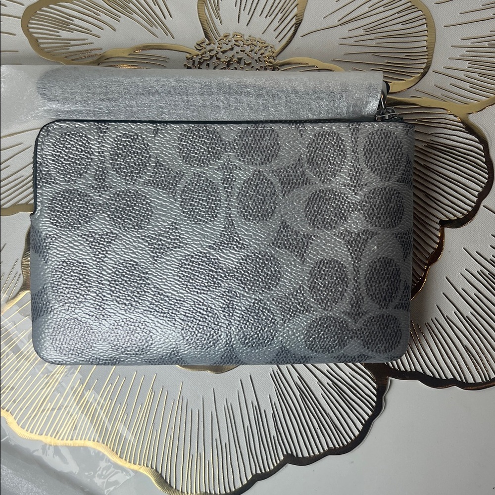NWT 🩶 Coach Metallic Silver Wristlet 🩶 - Picture 7 of 10